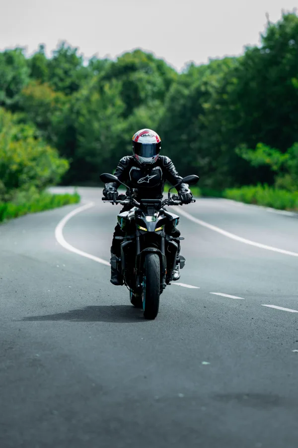 Motard sur une moto sportive roulant sur une route sinueuse