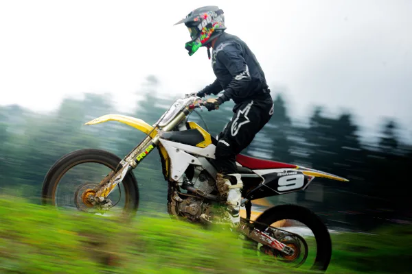 Pilote de motocross en pleine accélération sur une moto tout-terrain