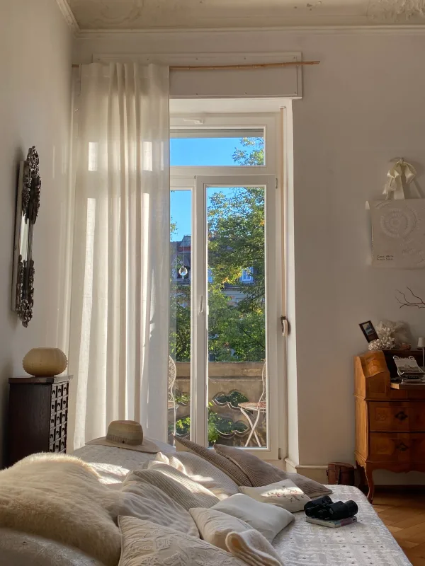 Chambre lumineuse avec balcon et décoration chaleureuse