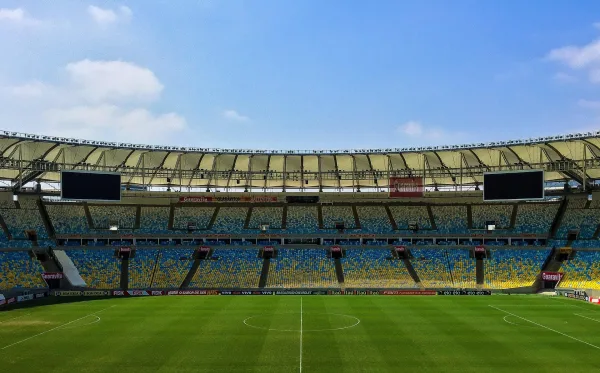 Stade de football vide – Vue panoramique d'une grande enceinte sportive