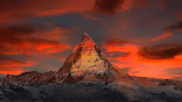 Mont Cervin au coucher du soleil sous un ciel rouge spectaculaire
