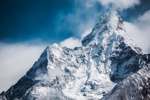 Ama Dablam enneigé sous un ciel bleu dans l'Himalaya du Népal