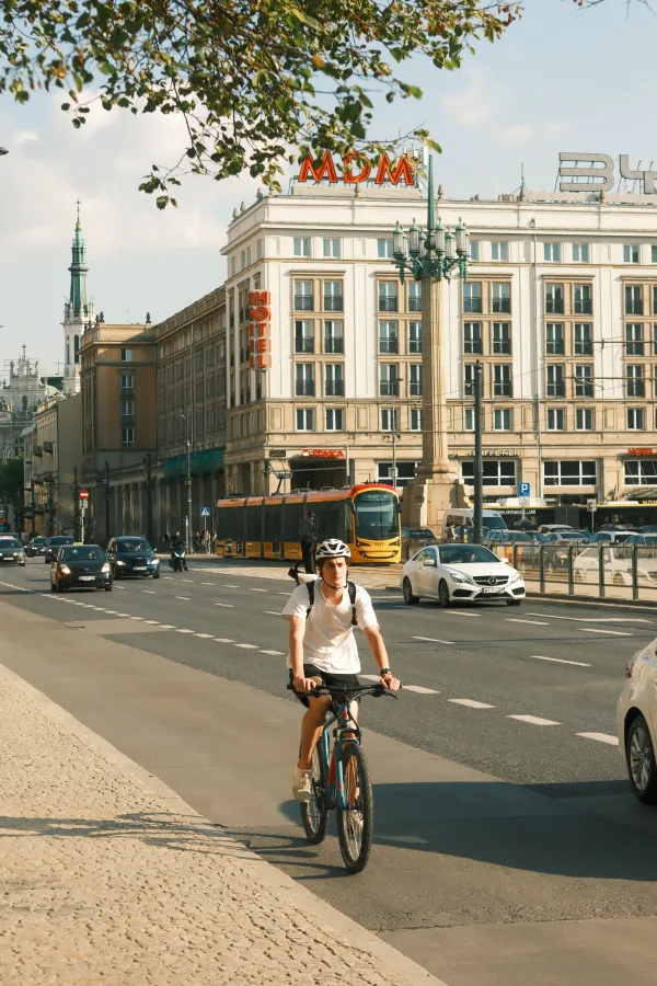 Cycliste circulant dans une rue animée d'une grande ville moderne