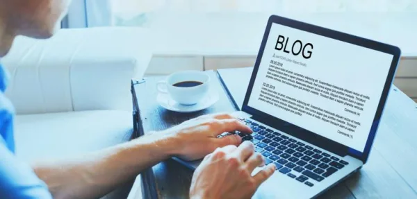 Rédaction d'un article de blog sur ordinateur portable