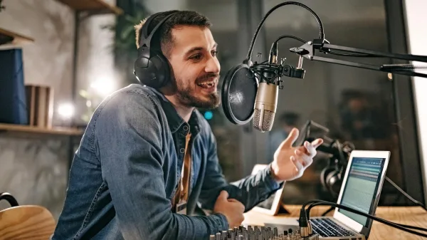 Podcasteur enregistrant un épisode dans un studio professionnel