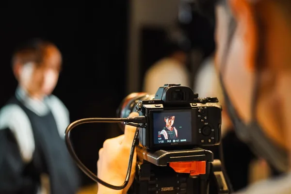 Opérateur caméra filmant un créateur de contenu vidéo en studio
