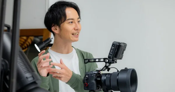Créateur de contenu présentant une vidéo devant une caméra professionnelle