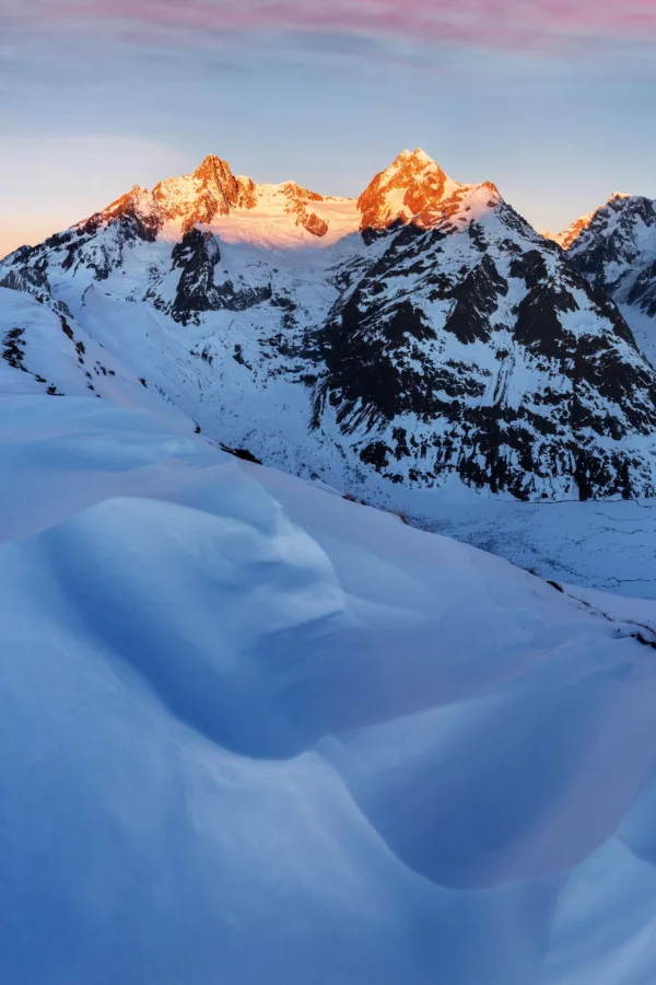 Montagnes enneigées au lever du soleil avec sommets alpins