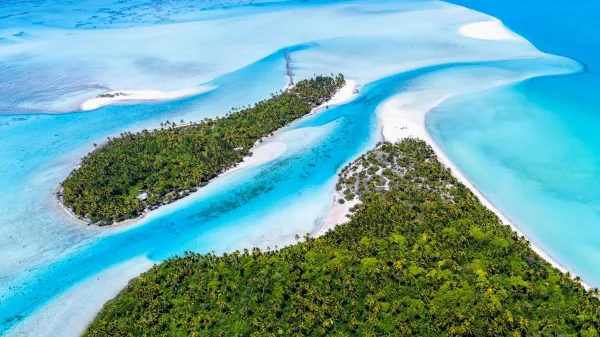 Vue aérienne d'îles tropicales et lagon aux eaux turquoise cristallines