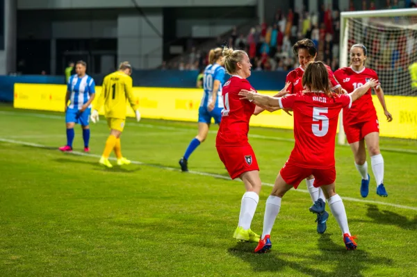 Joueuses de football célébrant un but lors d'un match
