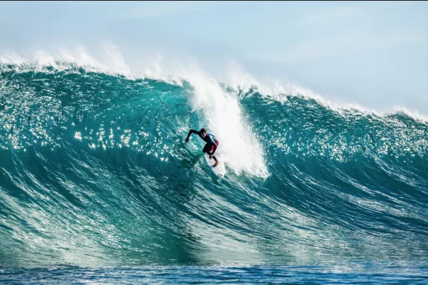 Surfeur domptant une vague géante dans l'océan