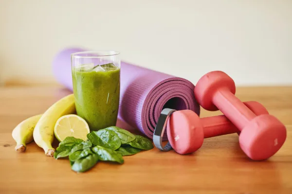 Smoothie vert healthy et équipement de fitness pour un mode de vie sain