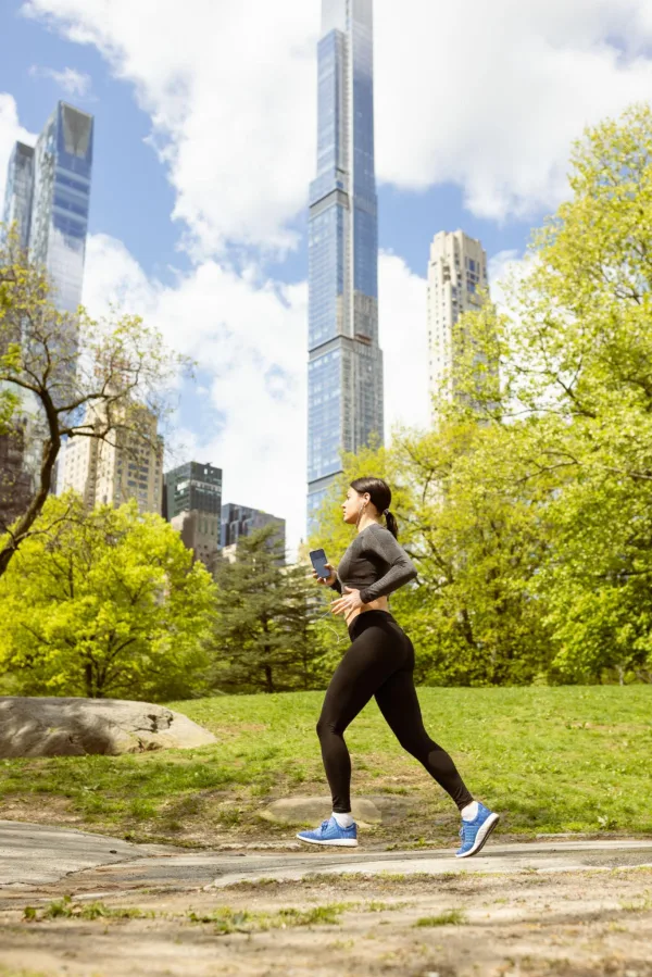Femme faisant son jogging dans un parc urbain