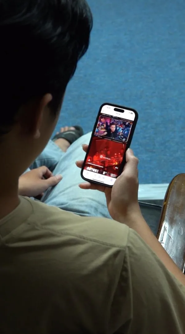 Personne regardant des vidéos en streaming sur smartphone
