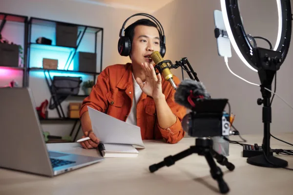 Créateur de contenu enregistrant un podcast vidéo dans un studio à domicile