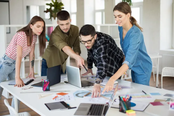 Équipe de professionnels collaborant sur un projet dans un bureau moderne