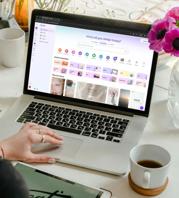 Création de design graphique sur Canva depuis un ordinateur portable