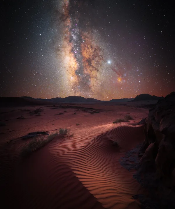 Voie lactée spectaculaire au-dessus d'un désert de dunes sous un ciel étoilé