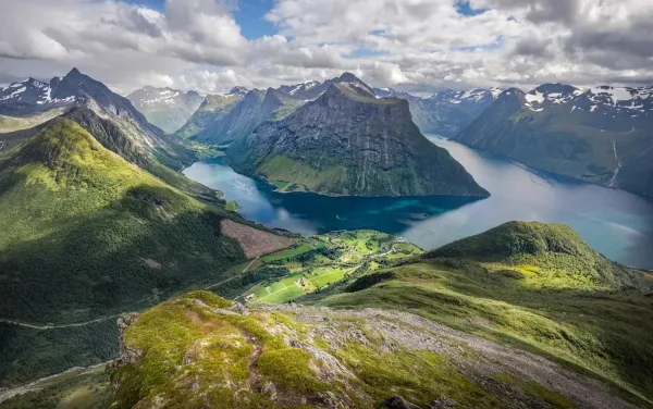 Panorama spectaculaire sur un fjord entouré de montagnes majestueuses