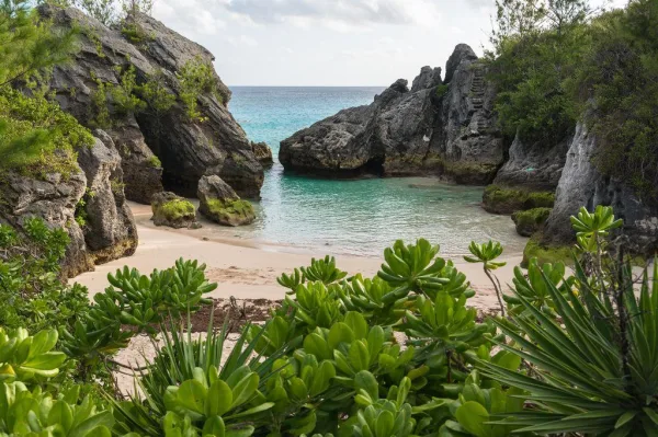 Crique paradisiaque aux eaux turquoise entourée de falaises rocheuses