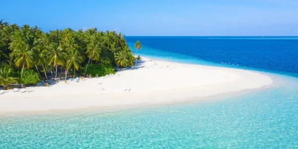 Île tropicale paradisiaque avec plage de sable blanc et lagon turquoise