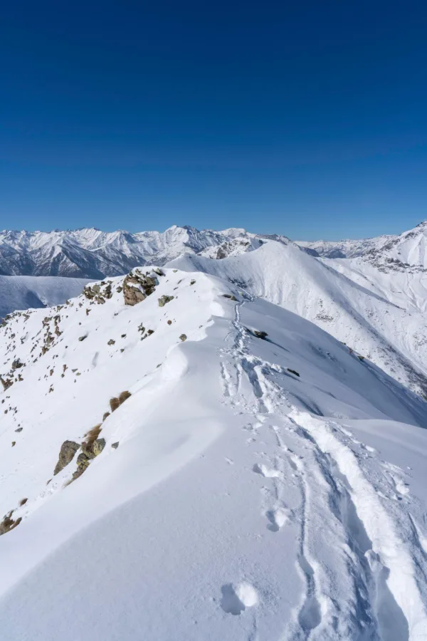 Crête enneigée en haute montagne sous un ciel bleu parfaitement dégagé