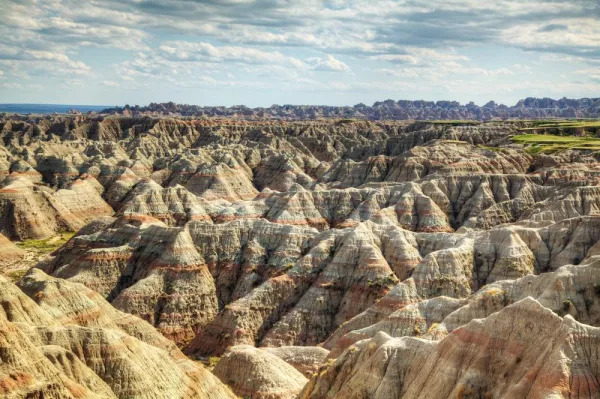 Paysage spectaculaire des Badlands aux formations rocheuses colorées