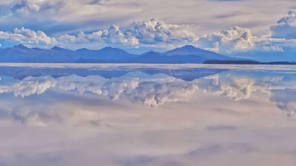 Reflets parfaits sur un lac salé sous un ciel spectaculaire