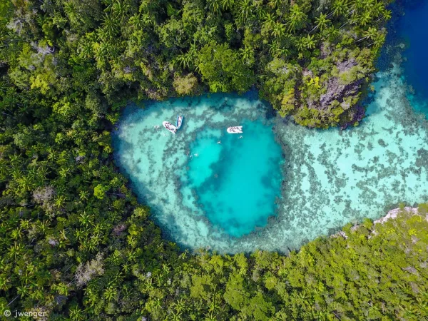 Vue aérienne d'un lagon tropical aux eaux turquoise cristallines