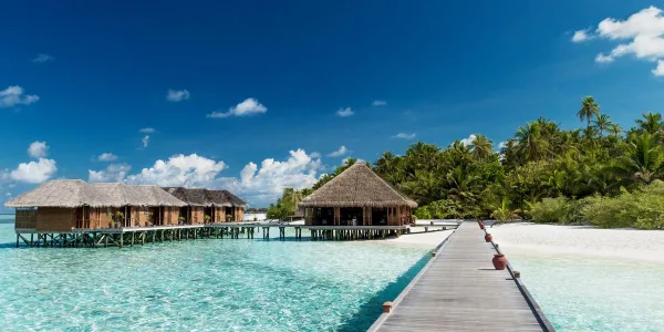 Bungalows sur pilotis dans un lagon tropical aux eaux cristallines