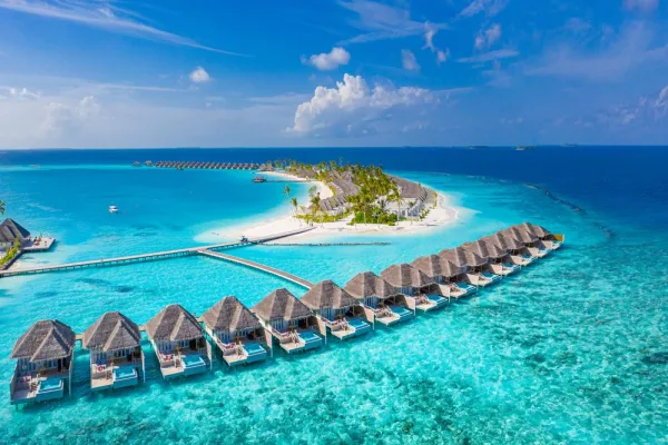 Vue aérienne de villas sur pilotis dans un lagon tropical paradisiaque