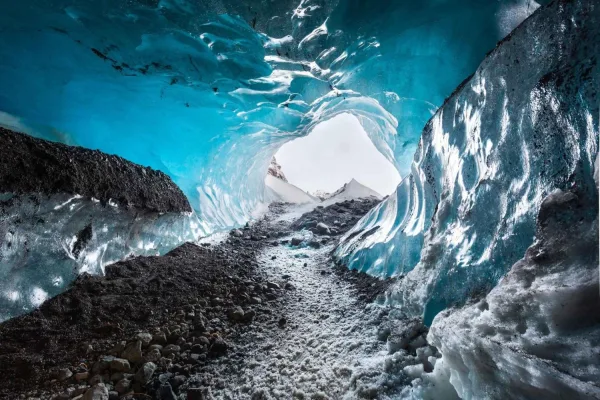 Grotte de glace bleue au cœur d'un glacier majestueux