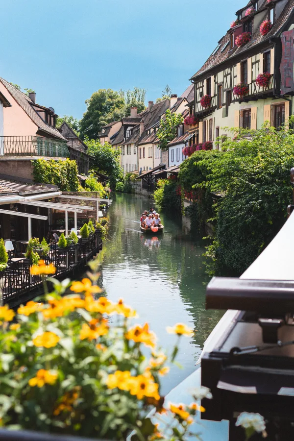 Canal pittoresque bordé de maisons à colombages dans un village historique